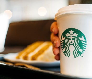 Person holding a Starbucks coffee cup